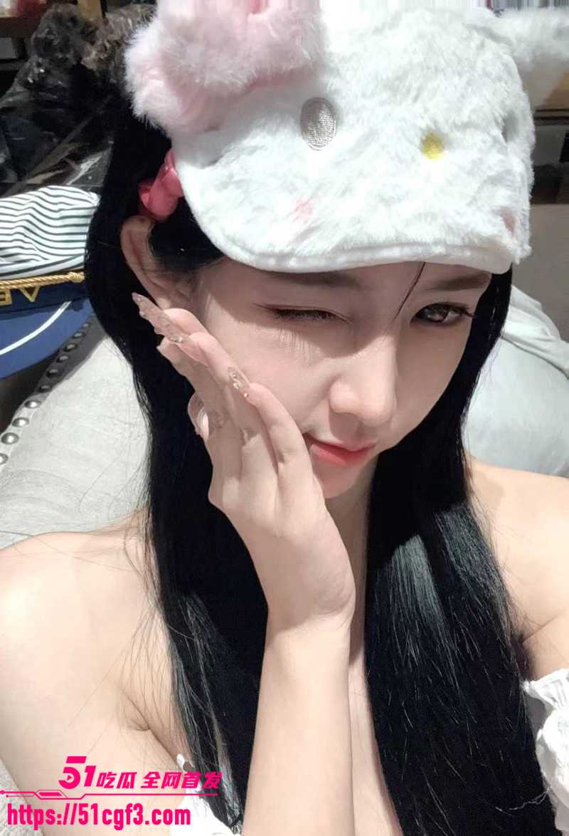 绝美御姐网红 囍宝日记 重金定制福利 美乳长腿淫装多变 假屌自慰插的淫汁横流!